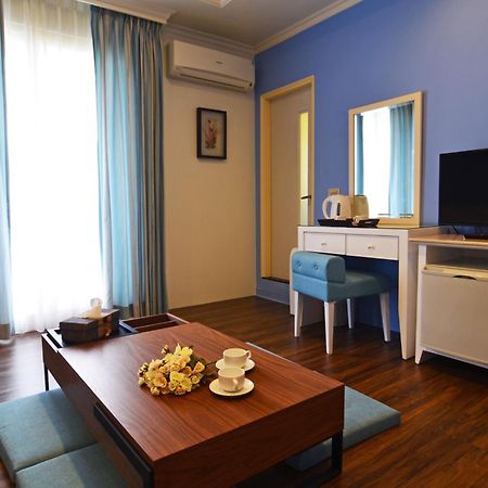 Yunju House Bed & Breakfast Джиаоси Стая снимка